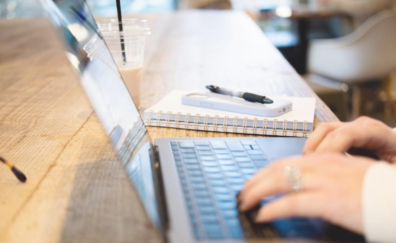 Büroumgebung mit Finanzanalyse und Planungsmaterialien